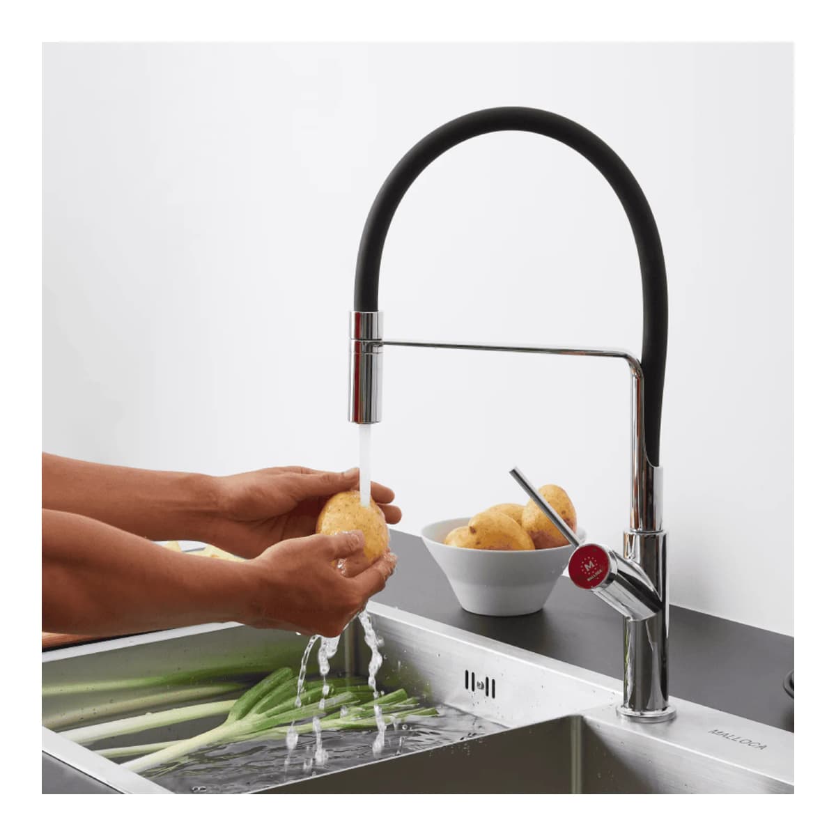 Vòi rửa chén nóng lạnh dây Silicon đồng thau Chrome chính hãng Malloca