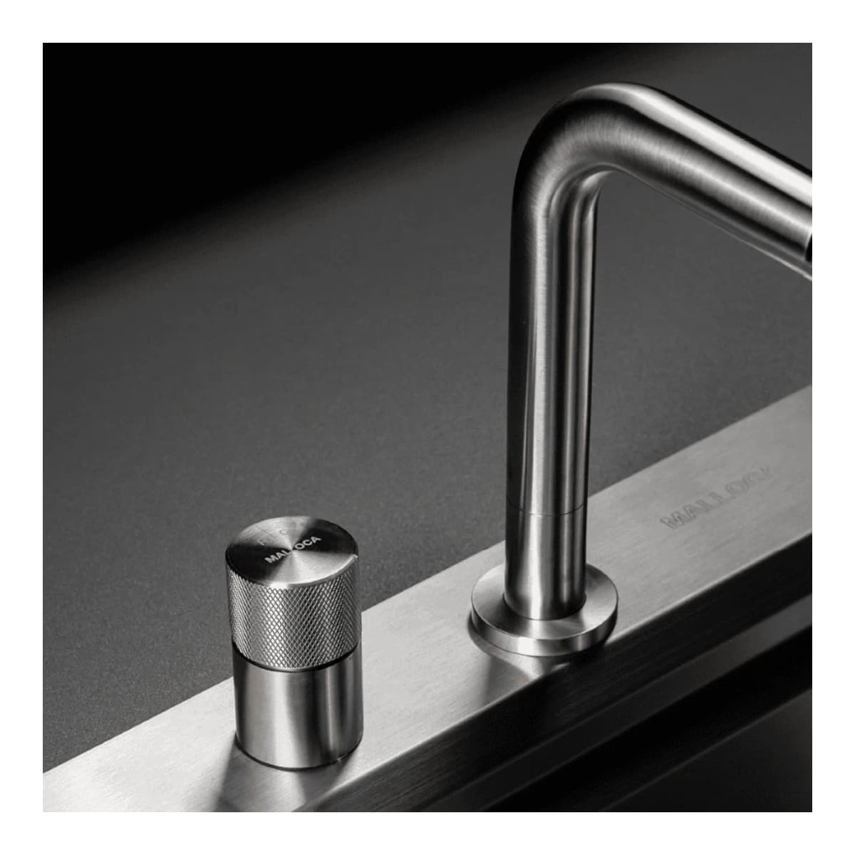 Vòi rửa chén nóng lạnh dây rút Inox 304 chính hãng Malloca