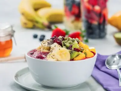 Sinh tố, bát và nước chấm.